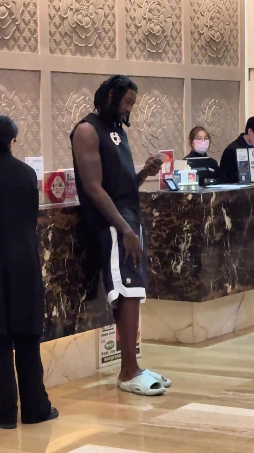 新疆外援哈雷爾外賣丟了 在酒店大堂茫然不知所措